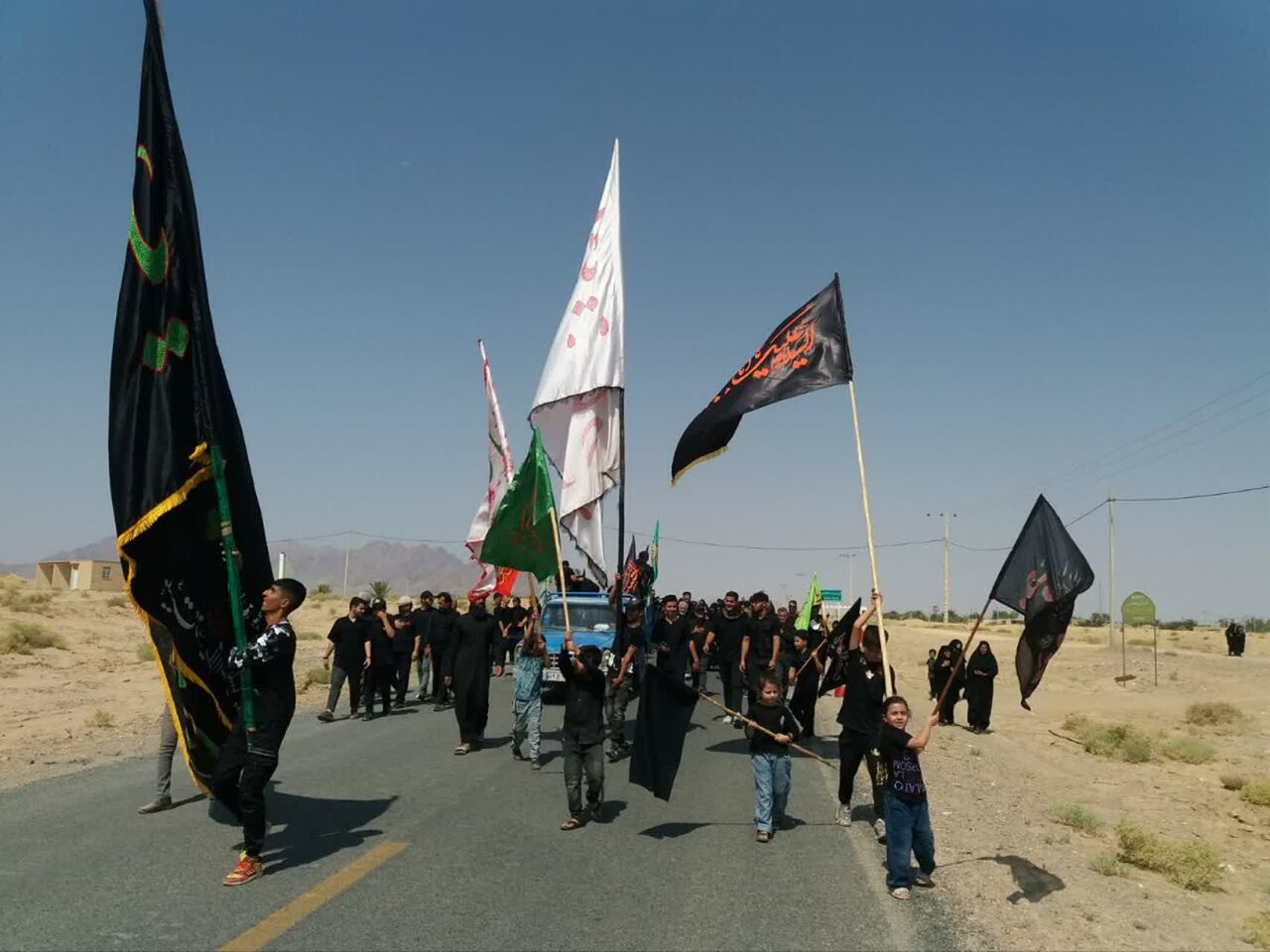 پیاده روی جاماندگان اربعین حسینی در شهرستانهای نایین و خوروبیابانک