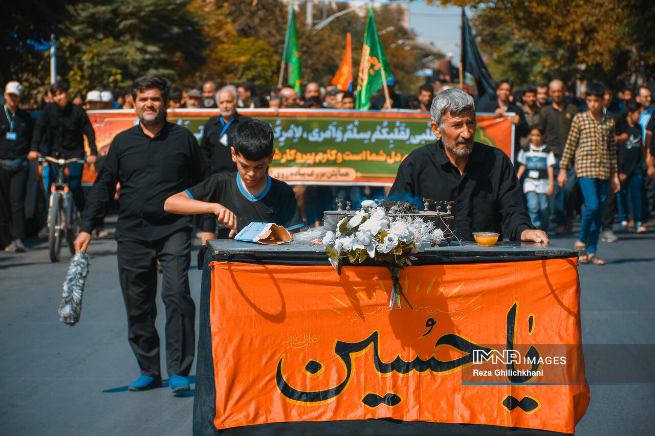 بی و سر و سامان توام یا حسین(ع)