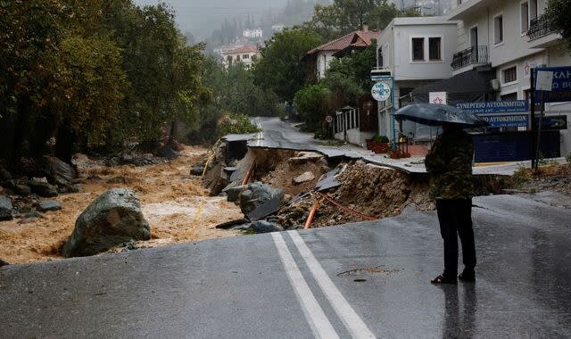 سیل، اروپا را درنوردید / شهر یونانی نصف شد