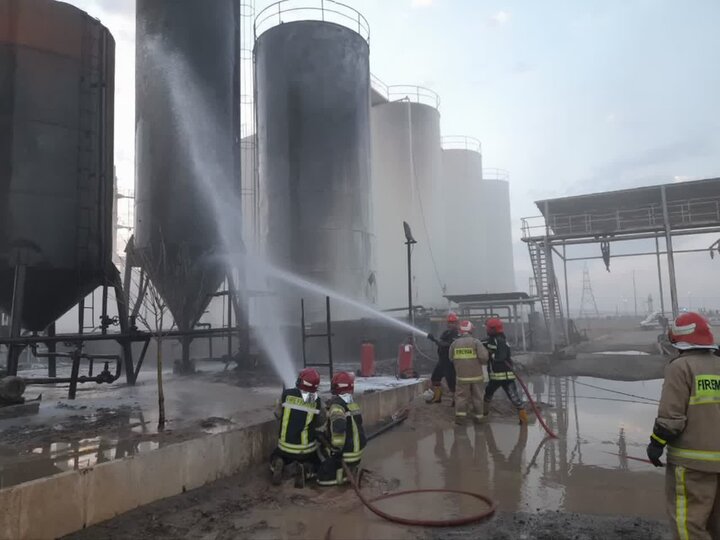 مهار آتش‌سوزی مهیب در کارخانه تولید و پالایش آشتیان