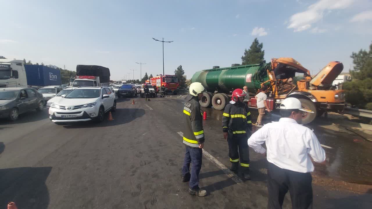 تصادف و نشت گازوئیل از کامیون حامل سوخت در اتوبان دستجردی + فیلم