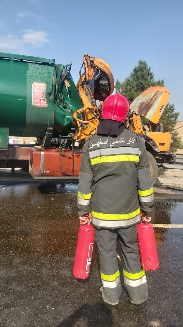 تصادف و نشت گازوئیل از کامیون حامل سوخت در اتوبان دستجردی + فیلم