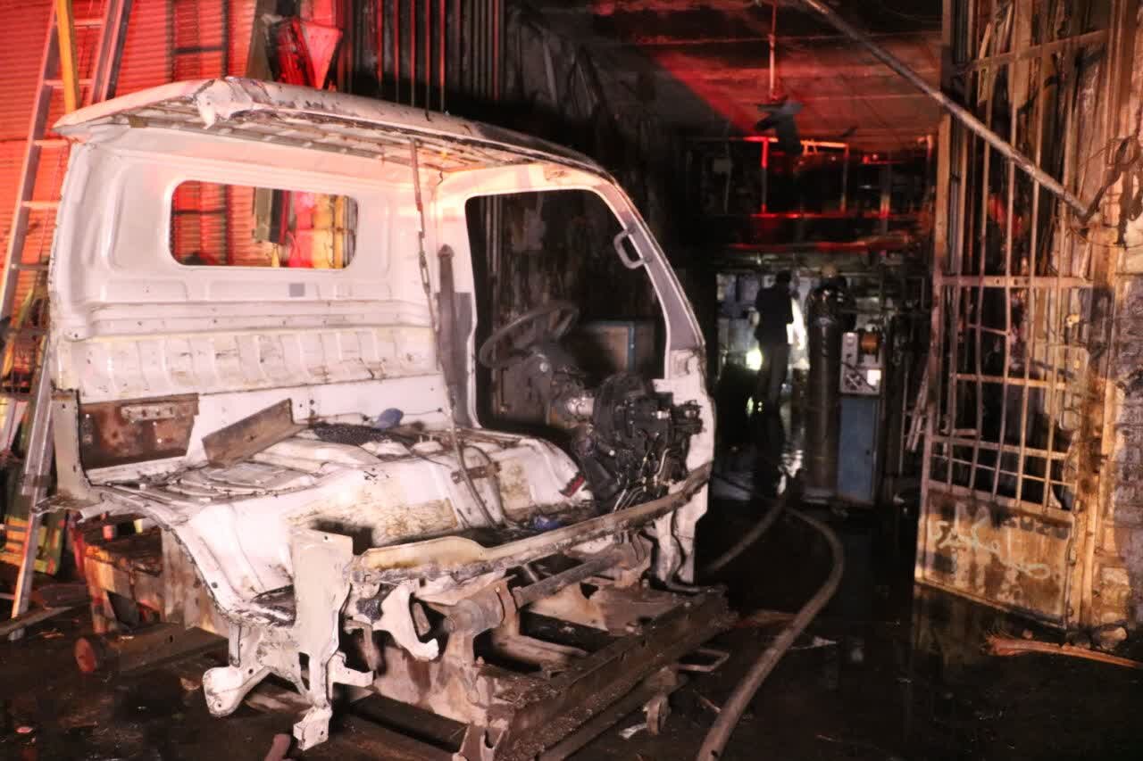 تعمیرگاه خودرو در خیابان مشیر طعمه حریق شد+ عکس