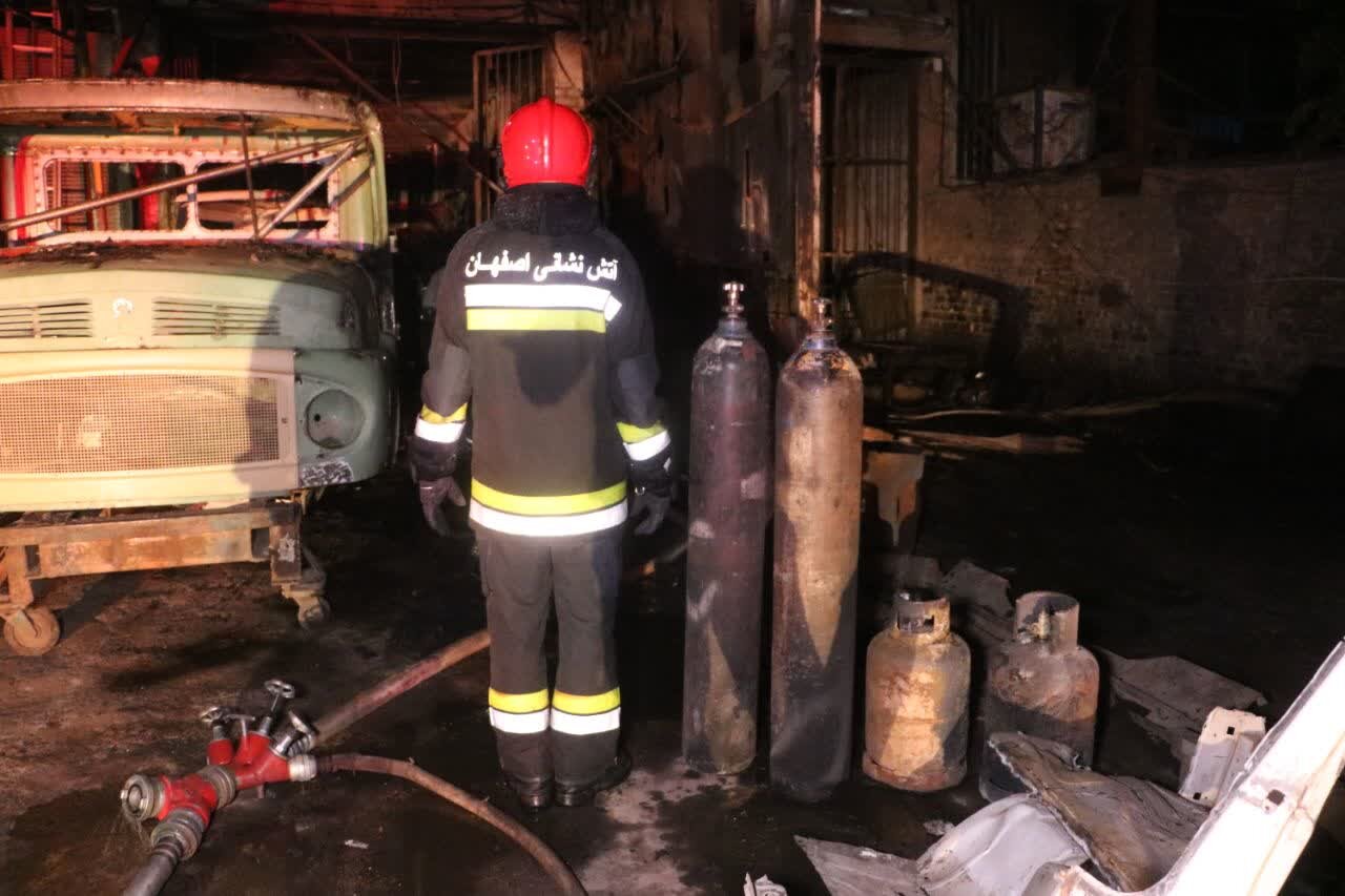 تعمیرگاه خودرو در خیابان مشیر طعمه حریق شد+ عکس