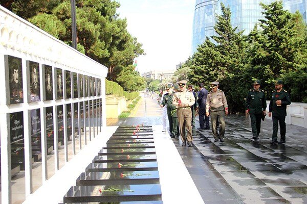 دیدار وزیر دفاع جمهوری آذربایجان با هیأت نظامی ایران + عکس