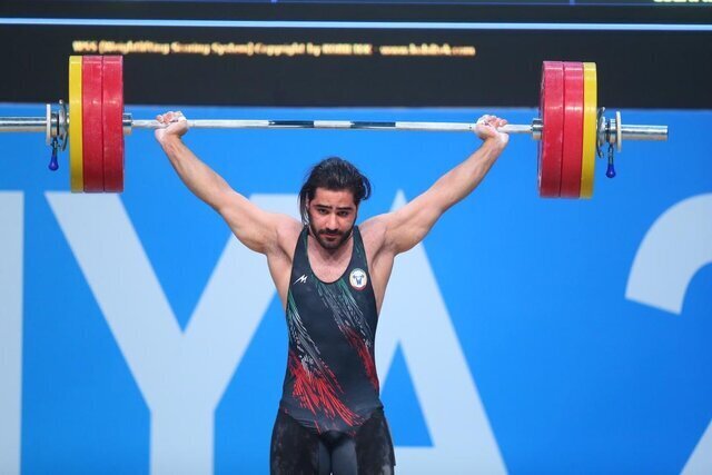 ادای احترام وزنه‌بردار طلایی کشورمان به پرچم ایران / جوادی جوان جویای نام وزنه‌برداری جهان