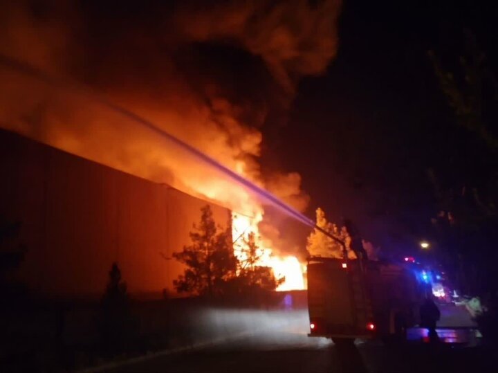 وقوع انفجار بزرگ در شهرک صنعتی یزد/ آتش‌نشانان در تلاش برای اطفای حریق