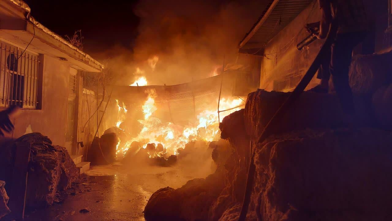 حریق سنگین کارگاه تولید تشک در خیابان کوهسار خمینیشهر + عکس و فیلم