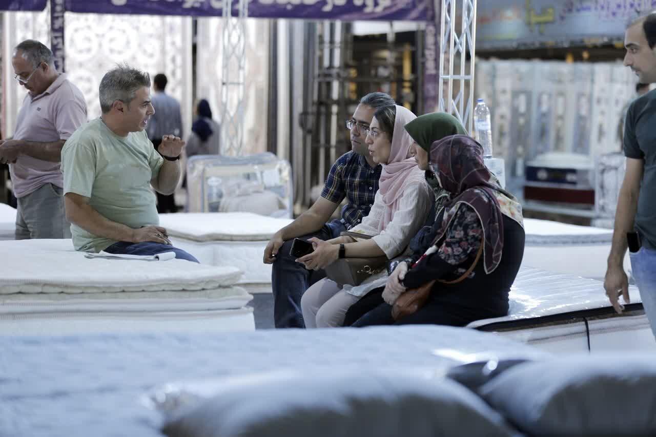 روشنایی نمایشگاه لوستر با وجود ناهمواریها