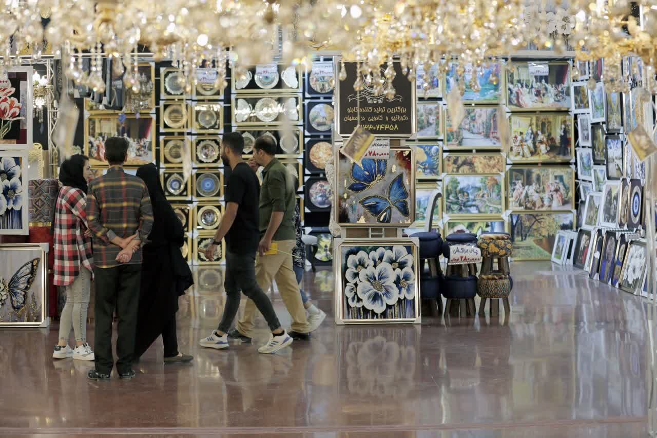 روشنایی نمایشگاه لوستر با وجود ناهمواریها