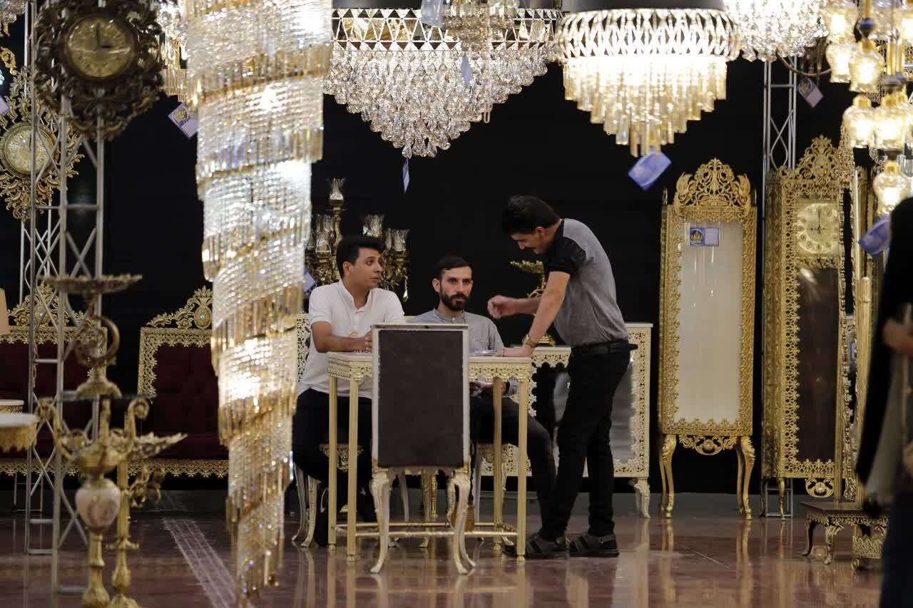 روشنایی نمایشگاه لوستر با وجود ناهمواریها