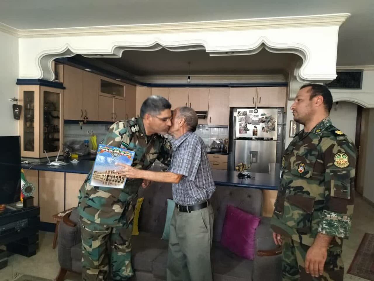 دیدار جانشین ارشد نظامی آجا در اصفهان با خلبان ارمنی دفاع مقدس