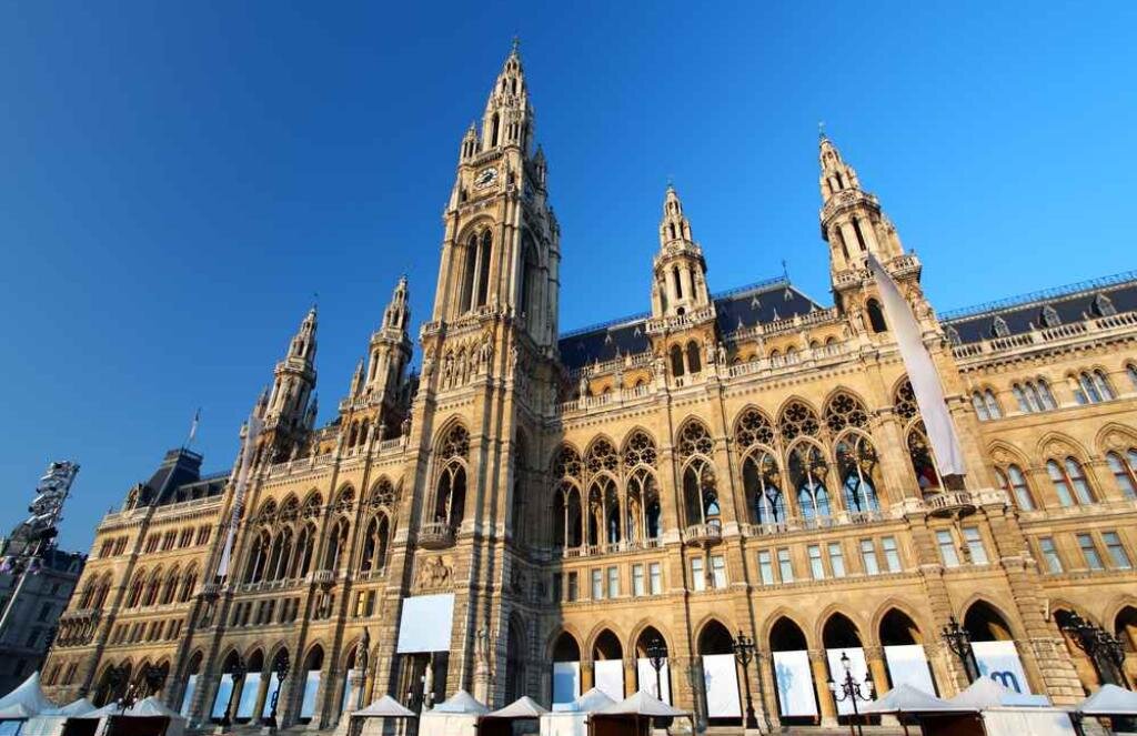 ساختمان تاریخی شهرداری وین خورشیدی میشود