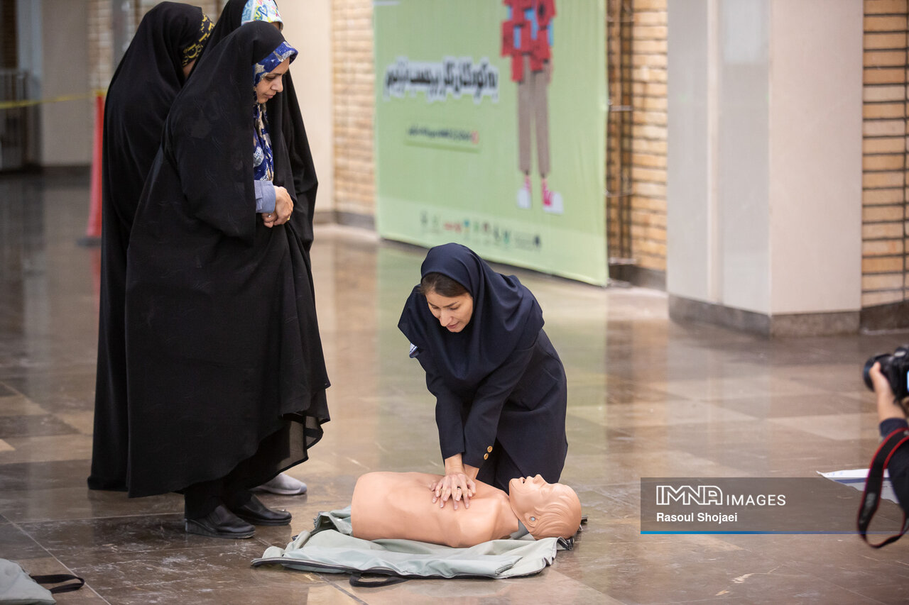 آموزش فوریت‌های پزشکی در ایستگاه مترو امام حسین(ع)