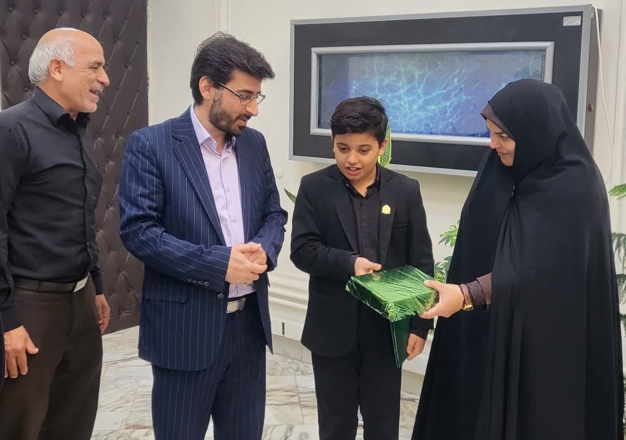 تجلیل از قاری نوجوان در منطقه ۲ شهرداری اصفهان