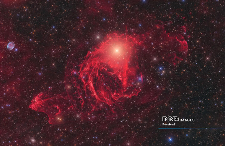 کلاس جدید سحابی های کهکشانی در اطراف ستاره YY Hya. در بیش از 100 شب، بیش از 360 ساعت نوردهی طولانی برای گرفتن این عکس صرف شده است.