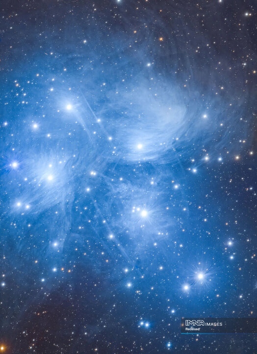 Pleiades یک خوشه ستاره ای باز است که توسط درخشان ترین ستارگان روشن می شود و سحابی اطراف را روشن می کند و رنگ آبی جذابی به آن می دهد.