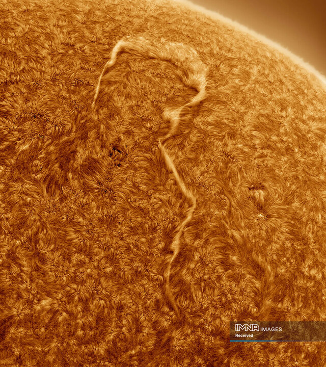 عکسی از خورشید با رشته ای عظیم به شکل علامت سوال