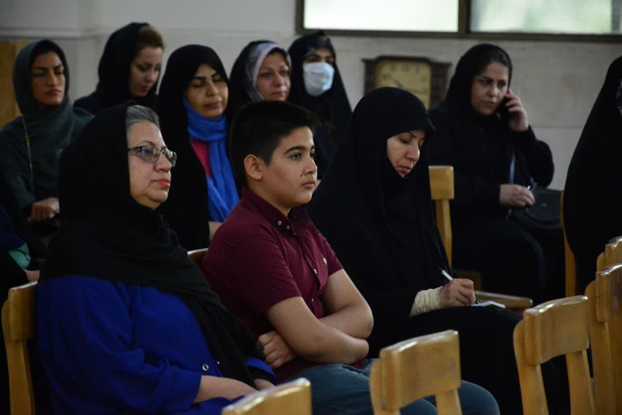 اینجا خانوادهها هم در کنار فرزندشان به کلاسهای آموزشی میآیند