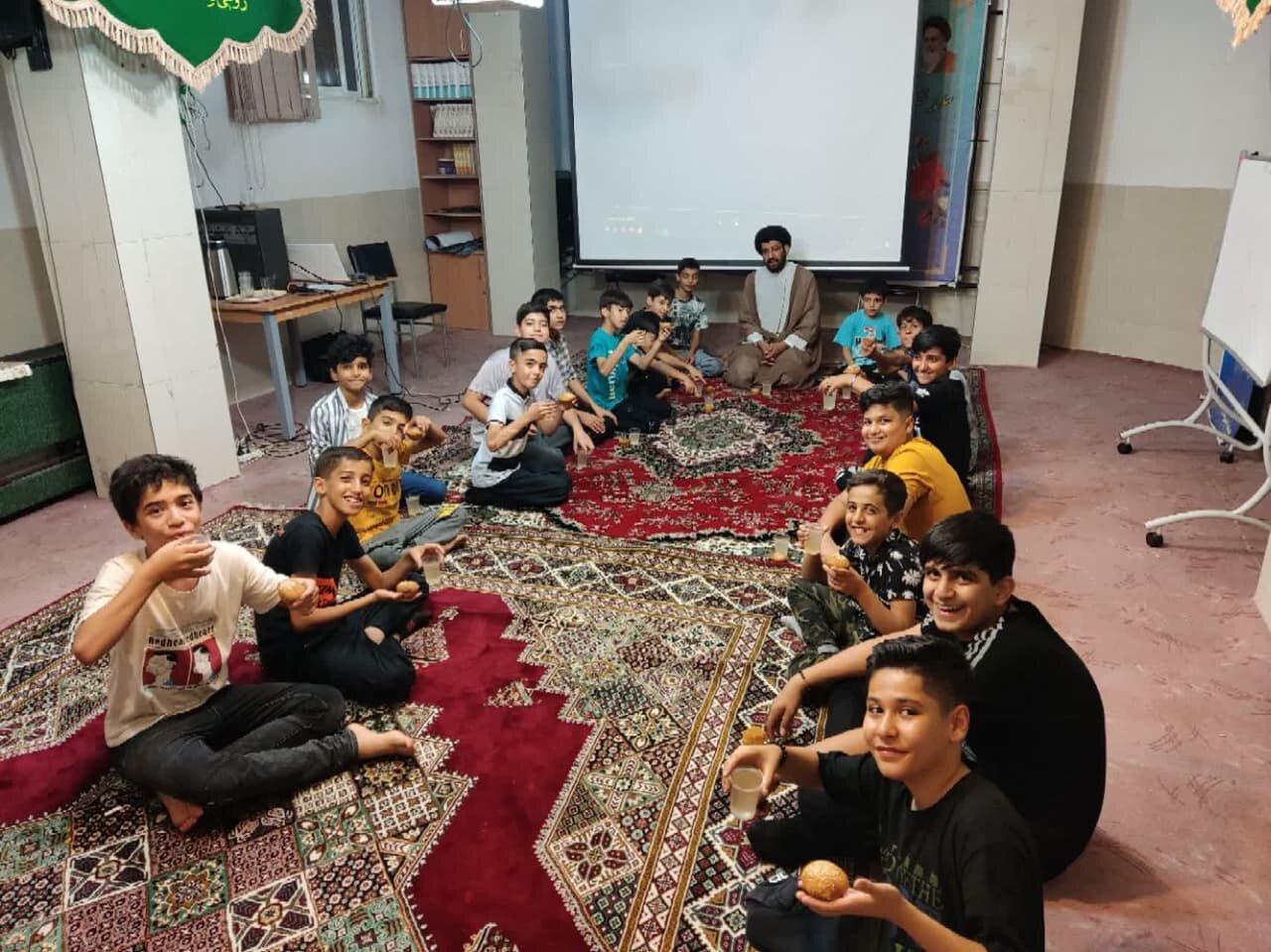 اینجا خانوادهها هم در کنار فرزندشان به کلاسهای آموزشی میآیند