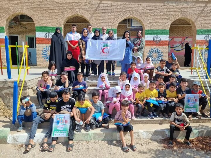 اهدای بسته‌های لوازم‌التحریر در طرح «مهر، بانی مهر» به دانش‌آموزان مناطق محروم