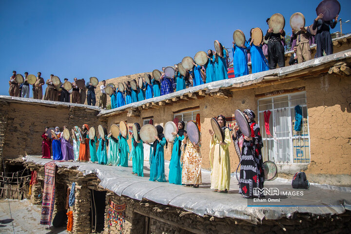 همایش دف‌نوازان در روستای هشمیز