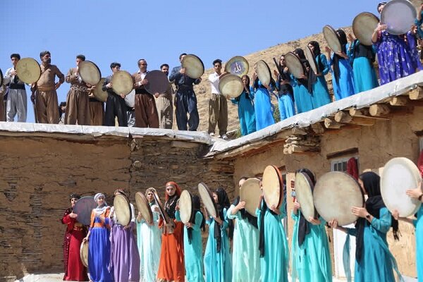 دف‌نوازی رنگین‌کمانی از اقوام ایران زمین در روستای هشمیز سنندج