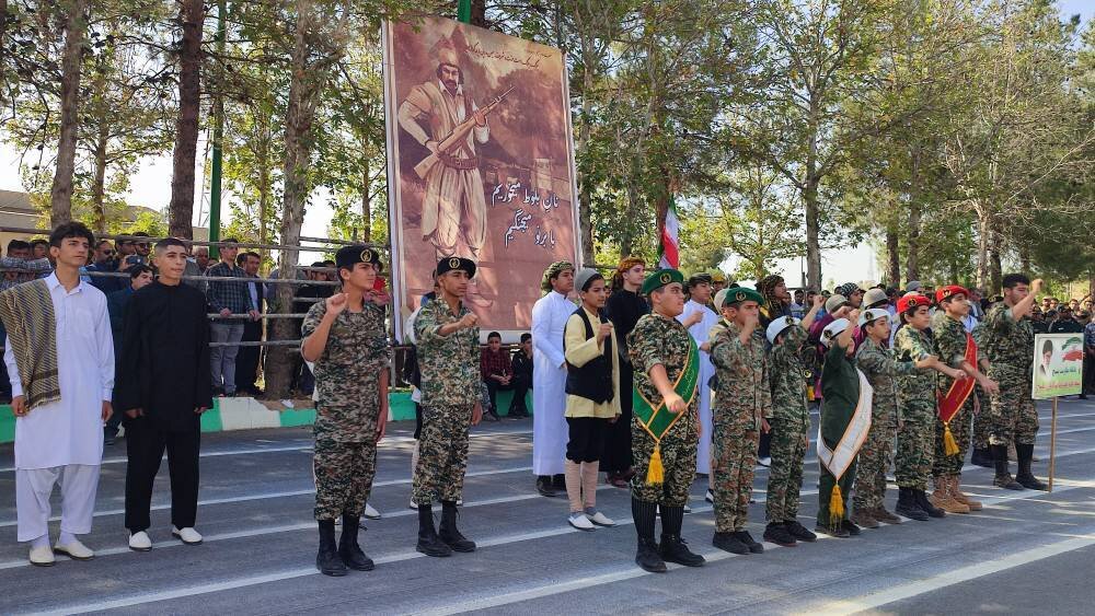 مراسم رژه نیروهای مسلح در استان کهگیلویه و بویراحمد برگزار شد+ تصاویر