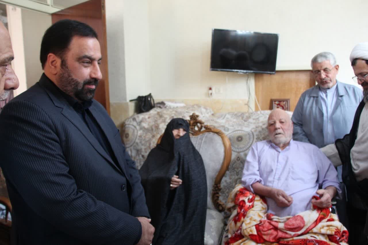 تجلیل از خانواده معظم شهدا و جانبازان همزمان با آغاز هفته دفاع مقدس در منطقه ۱۱ اصفهان