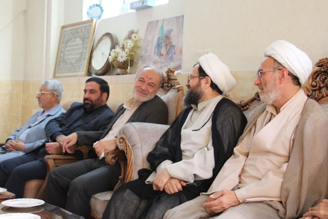 تجلیل از خانواده معظم شهدا و جانبازان همزمان با آغاز هفته دفاع مقدس در منطقه ۱۱ اصفهان