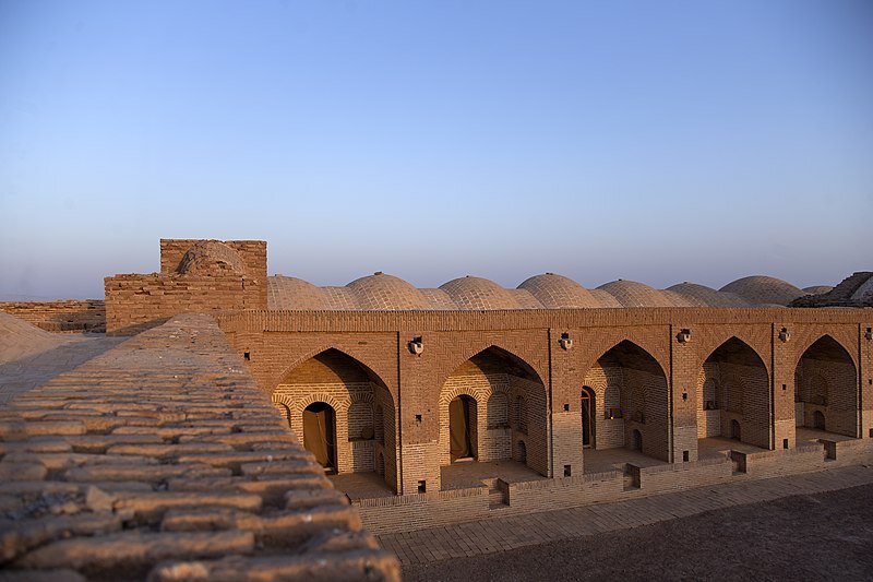 دیر گچین؛ کاروانسرایی جهانی اما مهجور