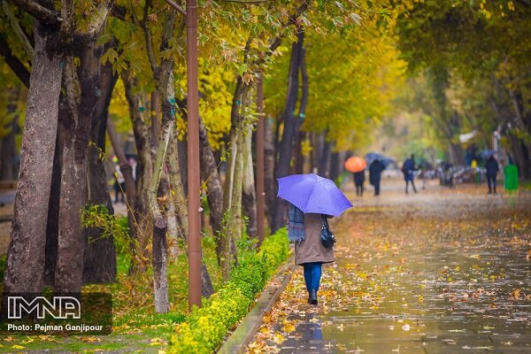 آسمان ۱۳ استان کشور در انتظار باران پاییزی است / بارش رگباری در غرب اصفهان