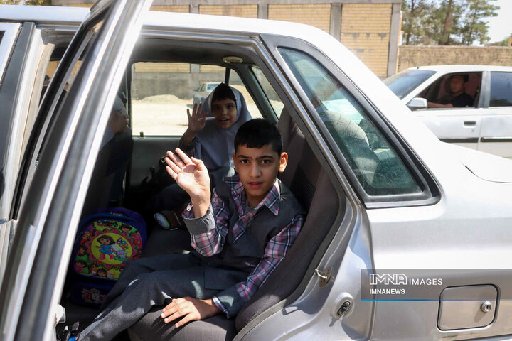 Excitement fills air as Iranian students embark on new school year
