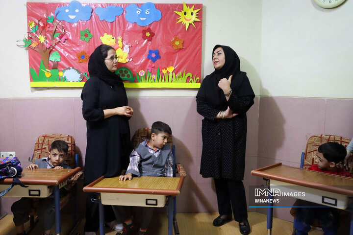 Excitement fills air as Iranian students embark on new school year
