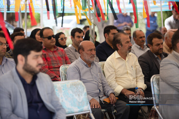 مراسم غبارروبی مزار شهدای گمنام در آرامستان باغ رضوان اصفهان
