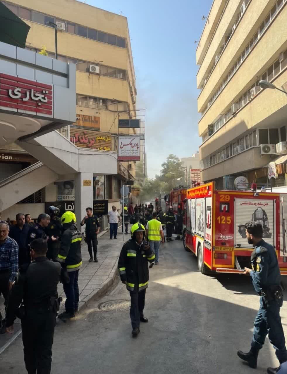 جزئیات تکمیلی حریق خودرو در پارکینگ مجتمع کاویان / مصدومیت ۲ آتشنشان در پی این حادثه