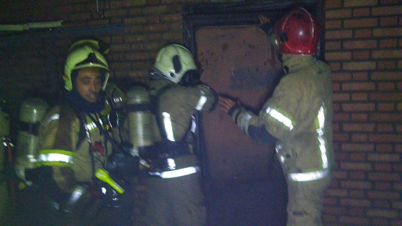 مهار حریق در انبار ضایعاتی / یک آتشنشان مصدوم شد + عکس