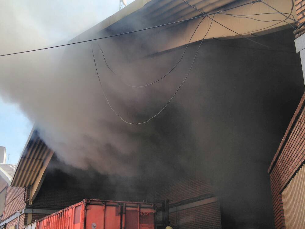 مهار حریق در انبار ضایعاتی / یک آتش‌نشان مصدوم شد + عکس