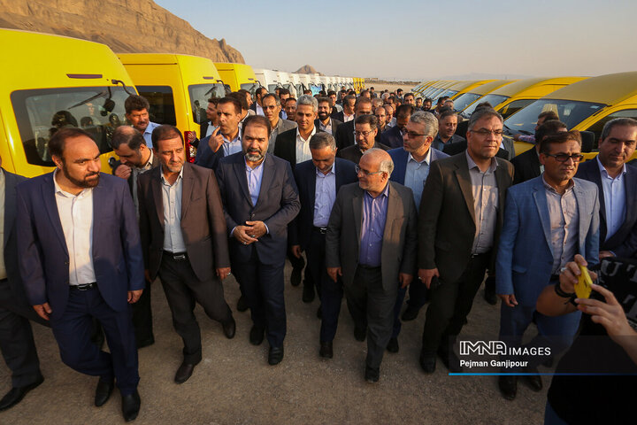 آیین رونمایی و واگذاری ماشین آلات عمرانی، خدماتی و حمل‌ونقل درون شهری به شهرداری‌های استان اصفهان