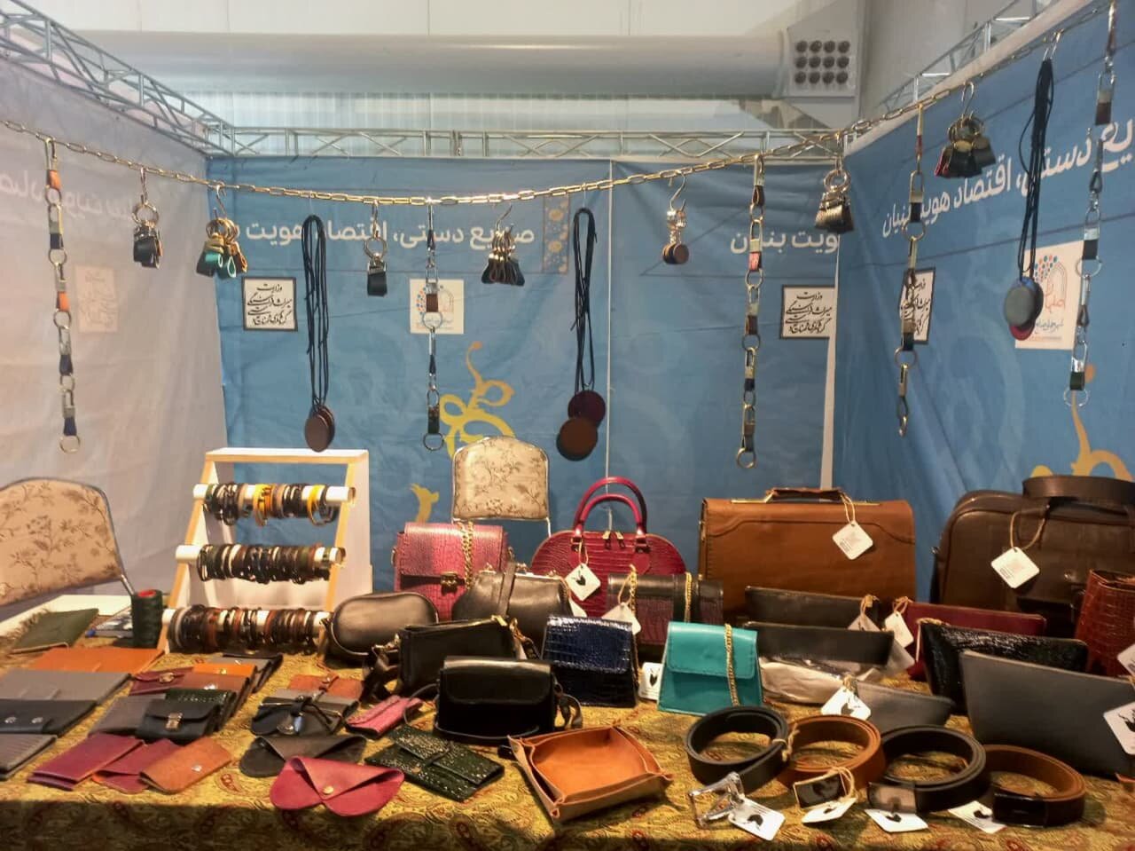 ساعاتی در دنیای رنگارنگ صنایع دستی و گردشگری/ هر غرفه داستانی دارد