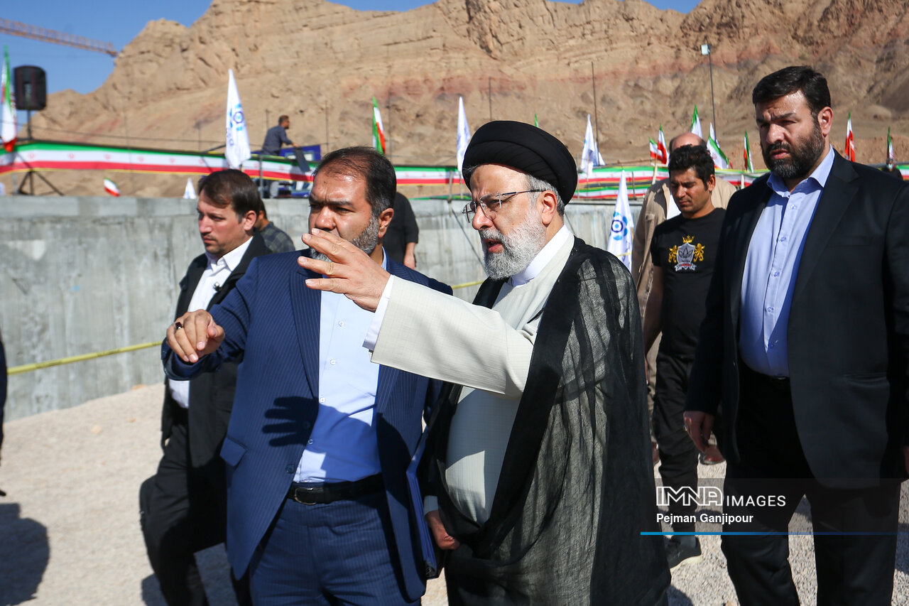 بازدید رئیس جمهور از طرح انتقال آب دریای عمان به استان اصفهان