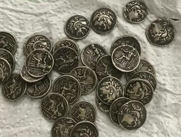 ۱۲ سکه تاریخی در یک منزل شخصی در پردیسان قم کشف شد