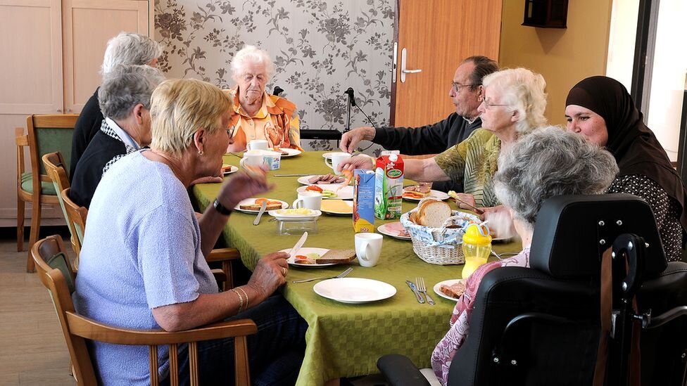 روز جهانی سالمندان + دهکدهای برای پیرها