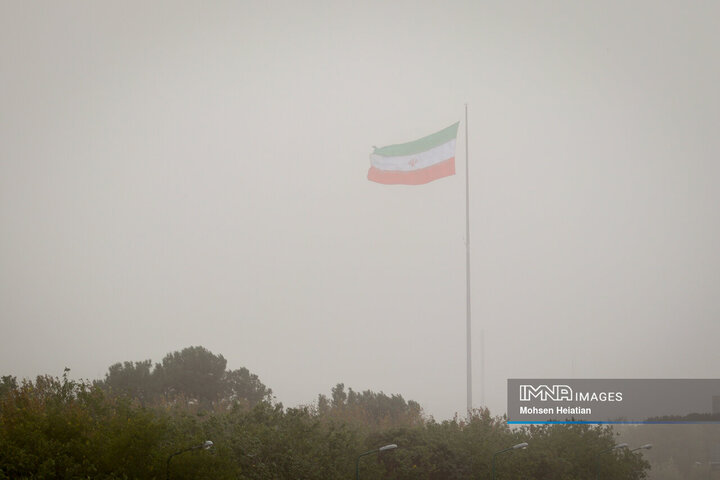 هجوم گرد و غبار به اصفهان