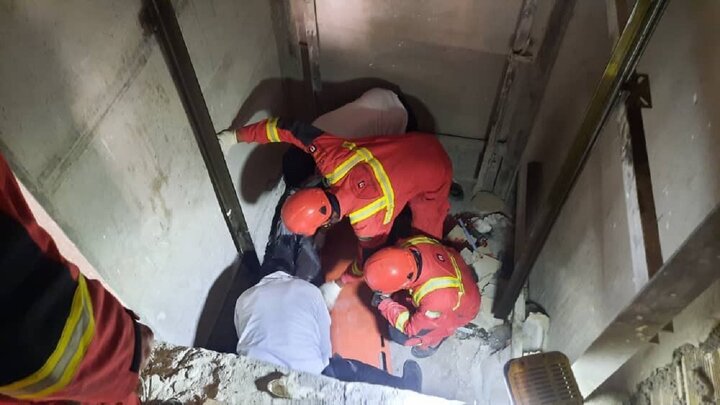 نجات کارگر تبعه افغان از چاله آسانسور توسط آتش‌نشانی یاسوج