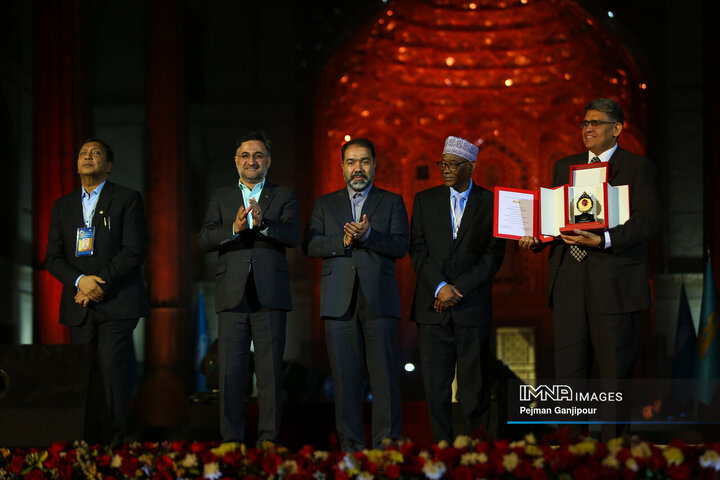اعطای نشان عالی علم و فناوری جهان اسلام به پنج دانشمند برگزیده جایزه مصطفی(ص)