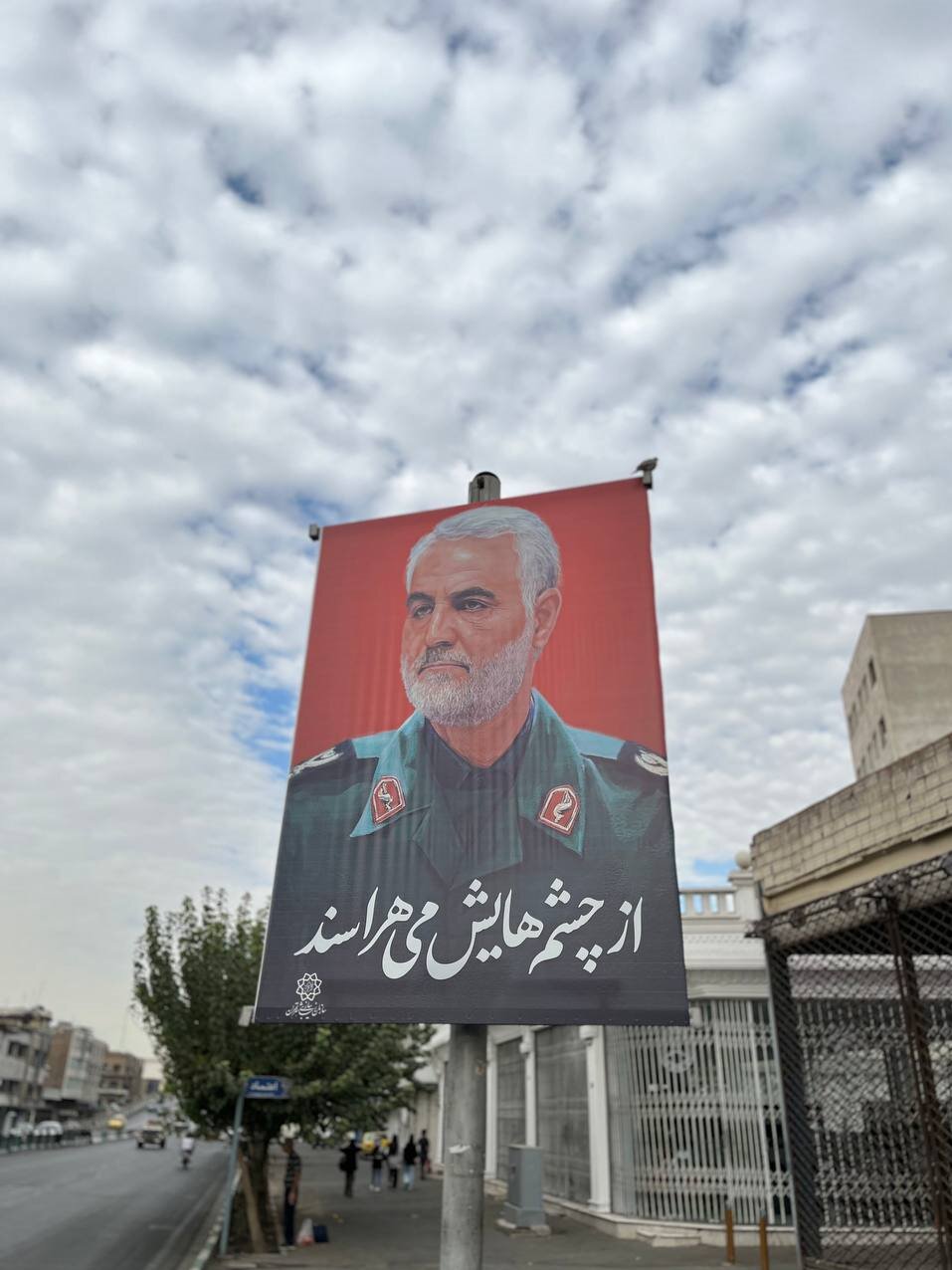 معابر شهر تهران به تصاویر حاجقاسم سلیمانی مزین شد