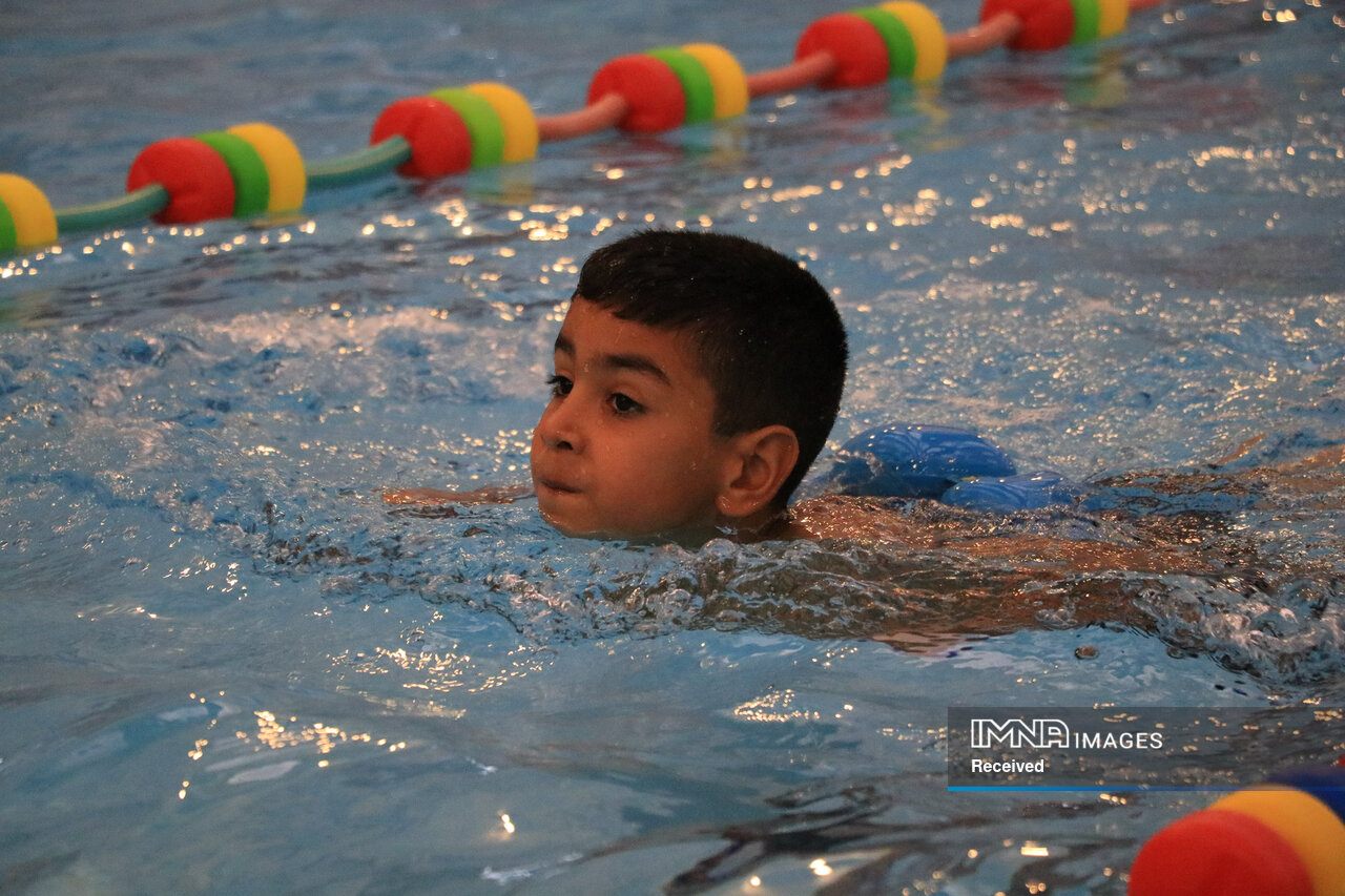 برگزاری رقابت‌های شنای پدر و پسری در کاشان