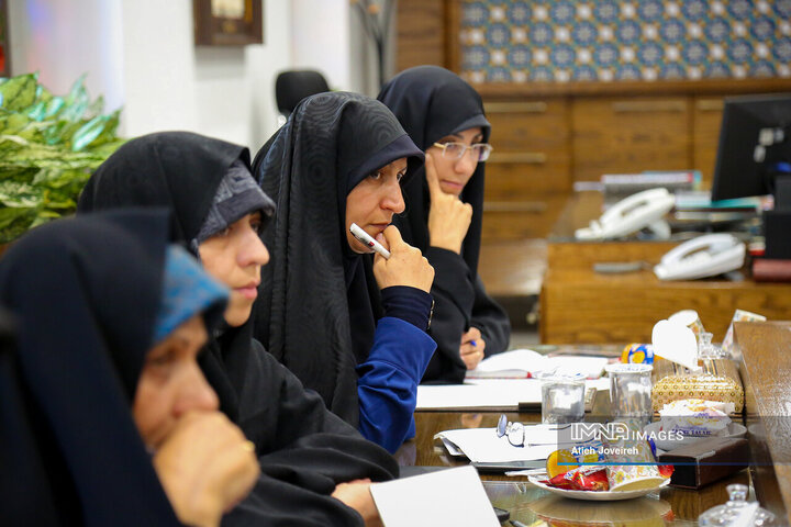 نشست صمیمانه جمعی از مادران و دختران شهدا با اصفهان