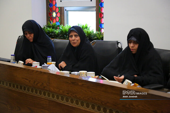 نشست صمیمانه جمعی از مادران و دختران شهدا با اصفهان